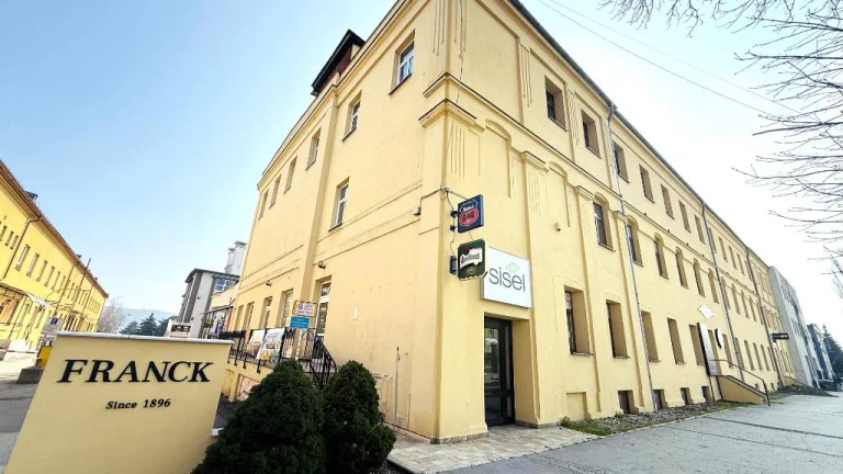 Administratívne priestory s parkovaním, 47,9 m2 – Južná trie