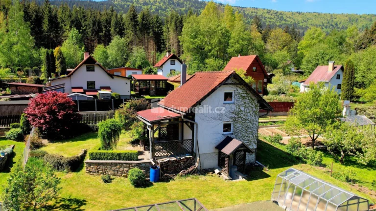 K prodeji, podsklepená zděná rekreační chata s terasou a zah