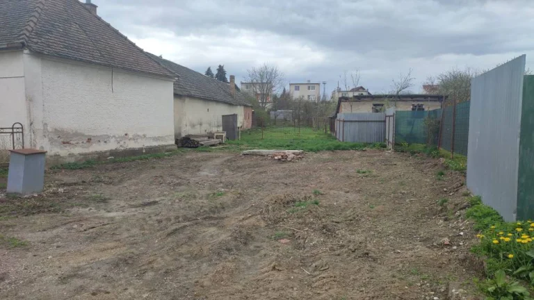 Pozemok so STAVEBNÝM POVOLENÍM v Krakovanoch