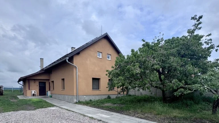Pronájem prostorného bytu 2+1 (3kk) v RD, 63m2, s vlastním p