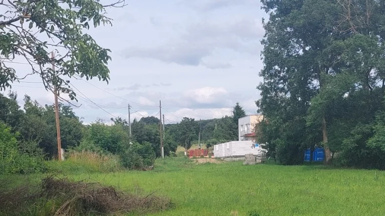 Predám široký stavebný pozemok Moravany