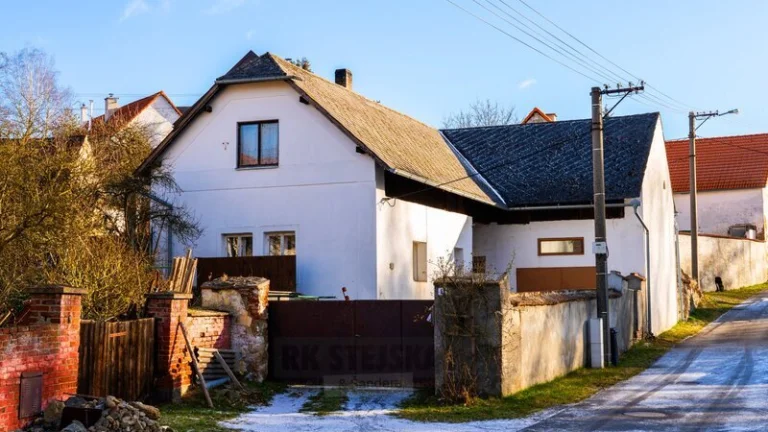 Prodej menšího RD do L s nádvořím, bez zahrady, nemovitost k