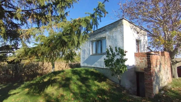 PREDÁM DOM S ROVINATÝM POZEMKOM LEVICE