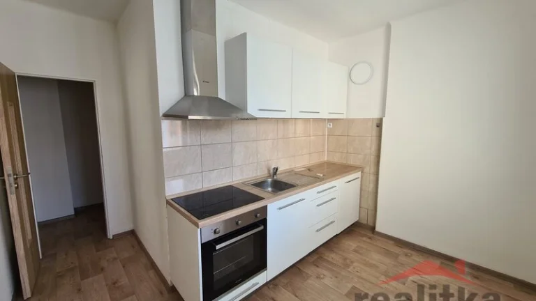 Pronájem hezkého bytu 2+1 s balkónem a parkováním, Opava, ul