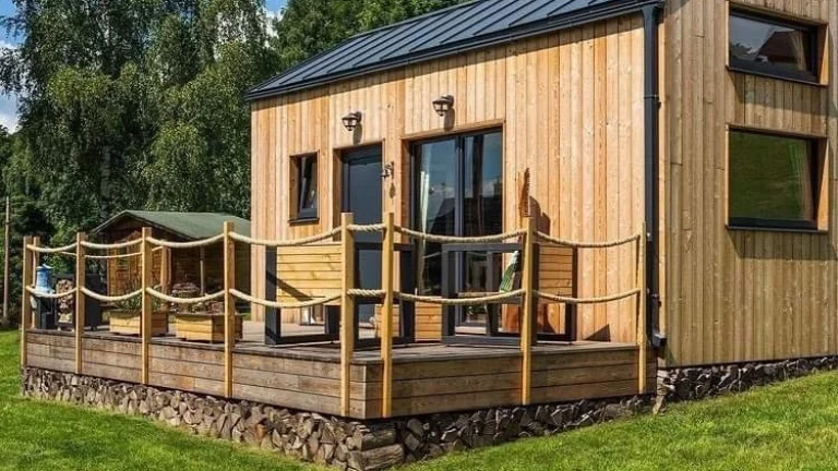 Kompletně zařízený tiny house s terasou v Boho stylu