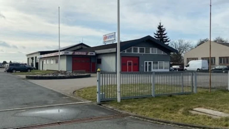 Pronájem komerčního objektu s halou, 400 m 2 + 400 m2 plochy