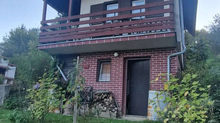 Chata so záhradou v záhradkárskej oblasti