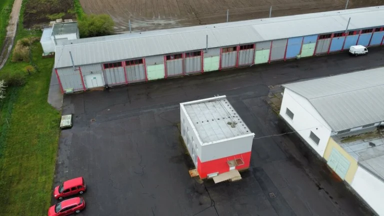 Komerční prostor vhodný pro skladování, lehkou výrobu, Dolní