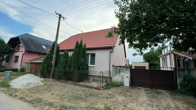 Na predaj rodiny dom v Tešmák časť Šahy po rekonštrukcii.