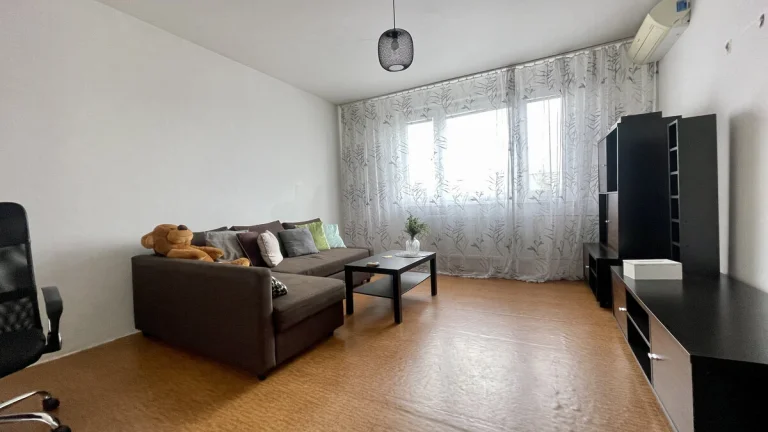 Zariadený 3-izbový byt vo východnej časti mesta