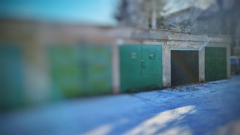 ŽILINA. Garáž vo vnútrobloku ulíc HOLLÉHO A RADLINSKÉHO