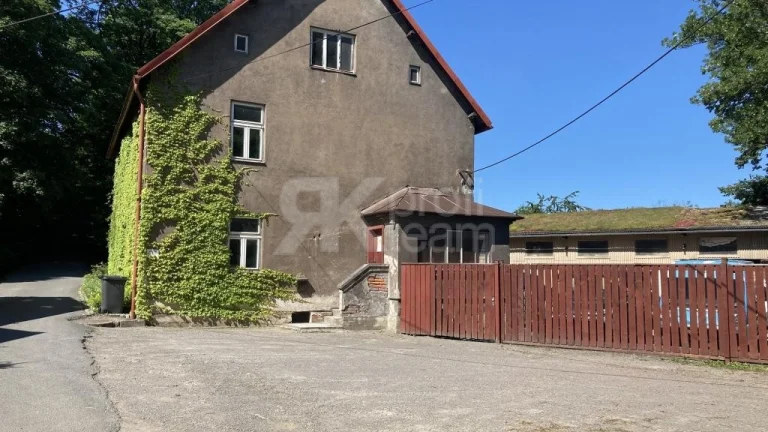 Prodej areálu Dolní Lištná - budova, dílna, garáže....