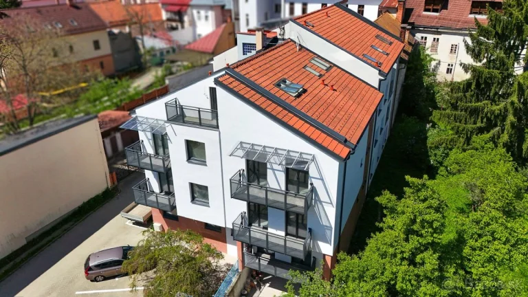 Byty na Hornej - Podkrovný 3-izbový byt v centre Banskej By