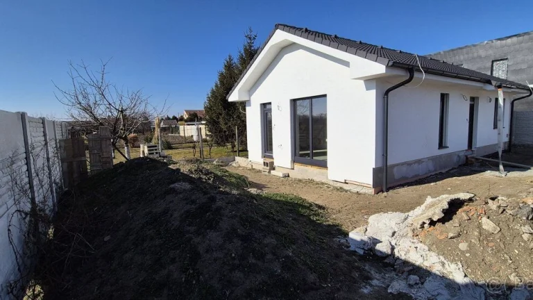 REZERVOVANÉ PREDAJ: Moderný 3-izbový rodinný dom v obci