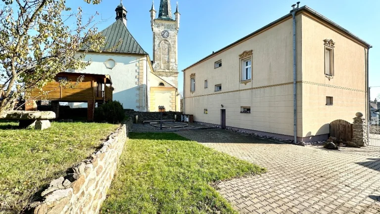 Exkluzivní prodej nádherné a prostorné vily s rozsáhlým poze
