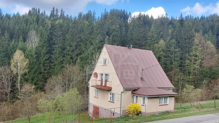 Rodinný dom na polosamote v tichom prijemnom prostredí v o
