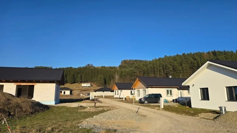 Predám stavebný pozemok so staveb.povolenim a rodinným domom