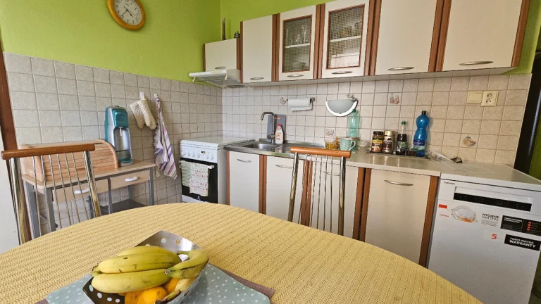 Ponúkam na predaj veľkometrážny 3-izbový byt s balkónom.