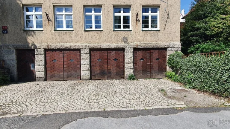 Trojgaráž Husova ulice, Liberec