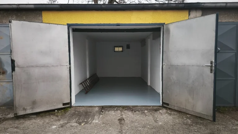 Garáž Praha Braník - 20m2 - vlastní pozemek - elektřina