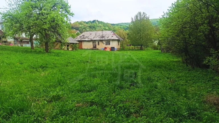 Vidiecký dom / chalúpka s veľkým 25- árovým pozemkom