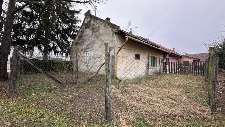 Domček v pôvodnom stave v kľudnej časti obce Bajč