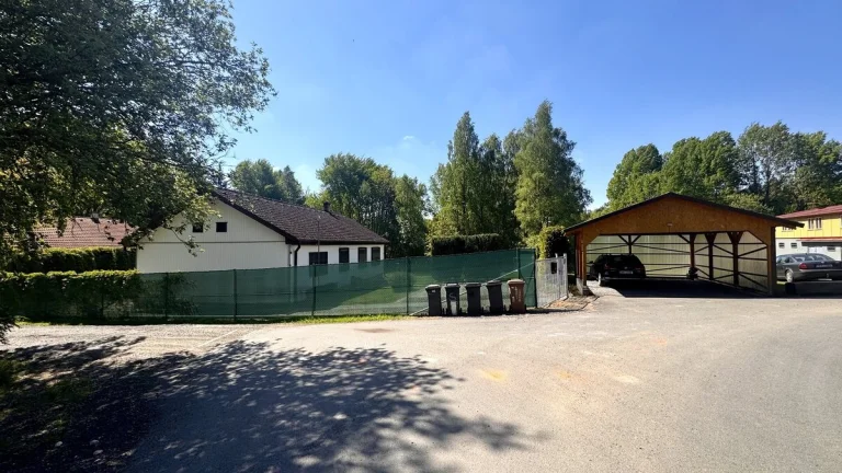 Dva RD s krytým stáním, kolnou a zahradou 2155 m2 - Rozvadov