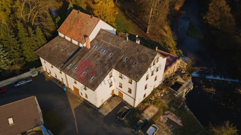 Prodej rodinného domu s nebytovými prostory v Lužanech, okr.