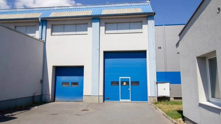 Pronájem komerční haly 1 298 m² – sklad / výroba, k dispozic