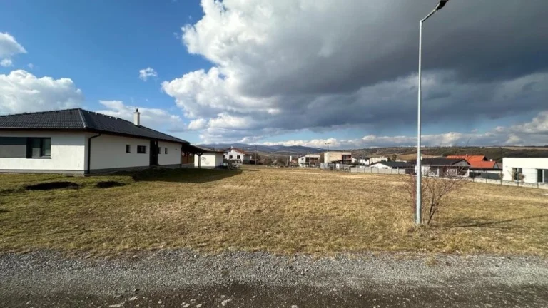 Stavebný pozemok v obci Záhradné - 827 m2
