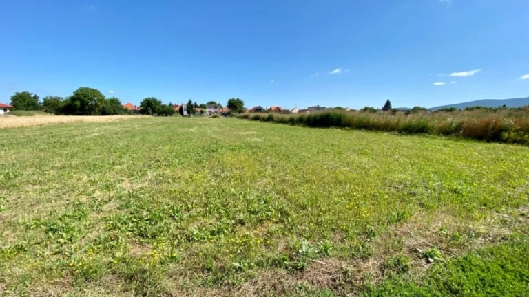 Rovinatý pozemok na výstavbu rodinných domov Oponice