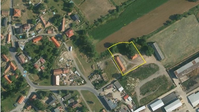 Pozemky a budovy v průmyslové zóně, 3km od K.Hory