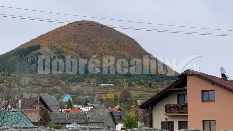 PREDAJ - Slnečný pozemok v malebnom prostredí jesennej príro