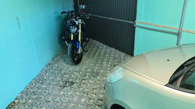 Veľká motorka a veľké auto spolu