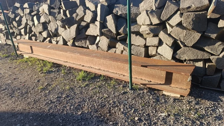 Kamene na sokel,plot,pivnica...