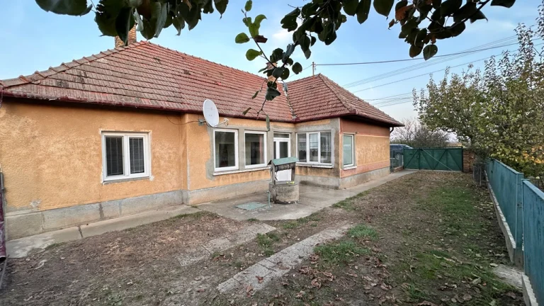 Zachovalý trojizbový rodinný dom na veľkom slnečnom pozemk