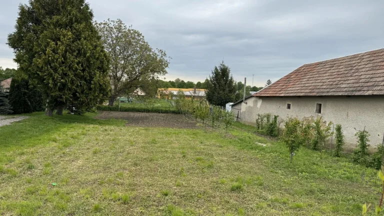 Krásny slnečný pozemok Farná 525m2