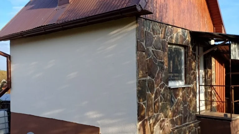 Záhrada s murovanou chatou