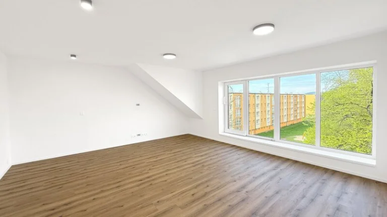 Moderní byt 3+kk s balkonem, parkovacím stáním a zahradou, l