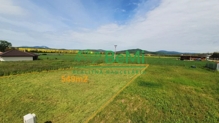 Sľažany - pozemok so stavebným povolením (549m2) ID 008 -14