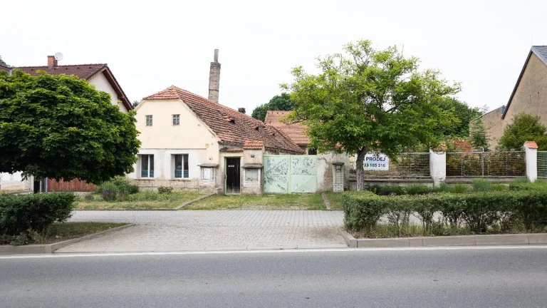Prodej domu a stodoly, pozemek 999m2, v Dolních Břežanech