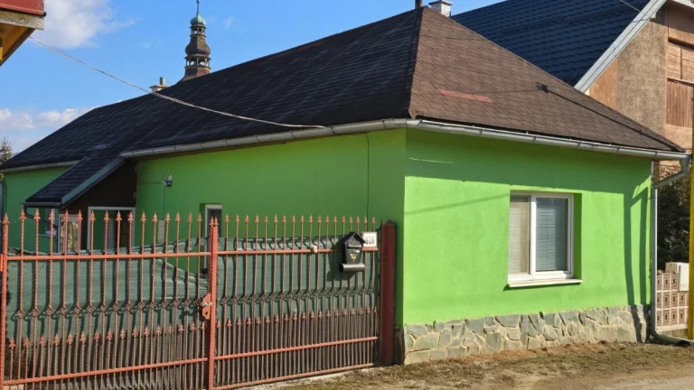 Rodinný dom s garážou a záhradou.