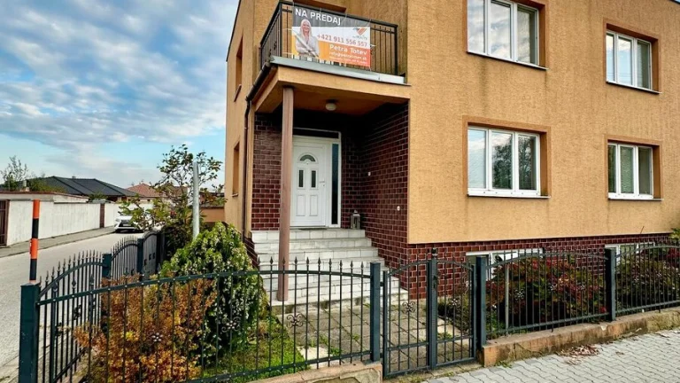 Zľava Pekný, veľký RD Kopčany