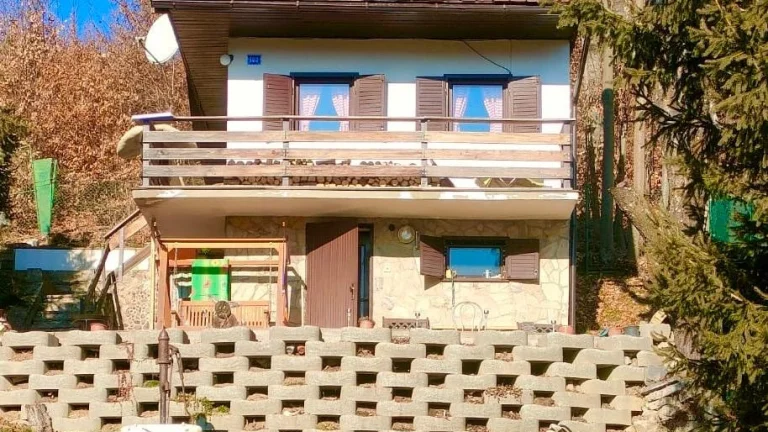Exkluzívne na predaj: Trojpodlažná záhradná chatka v Tajove