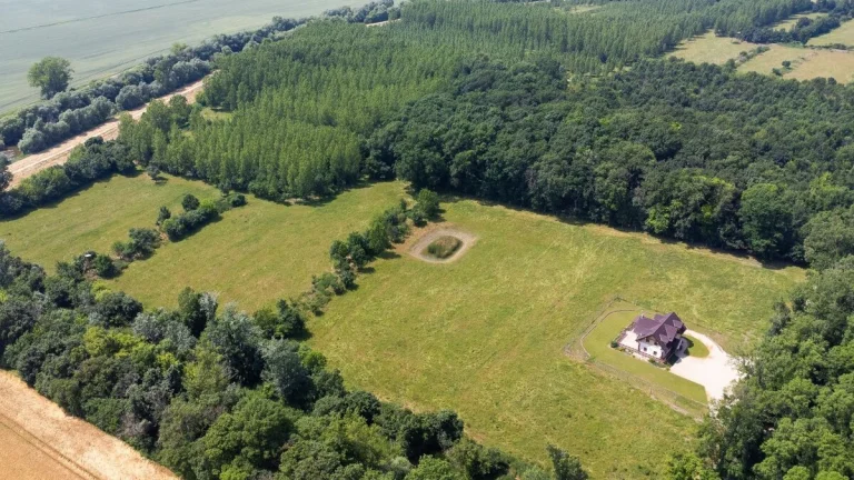 MIKELSSEN - Na predaj rozsiahly a ohradený pozemok 560 000 m