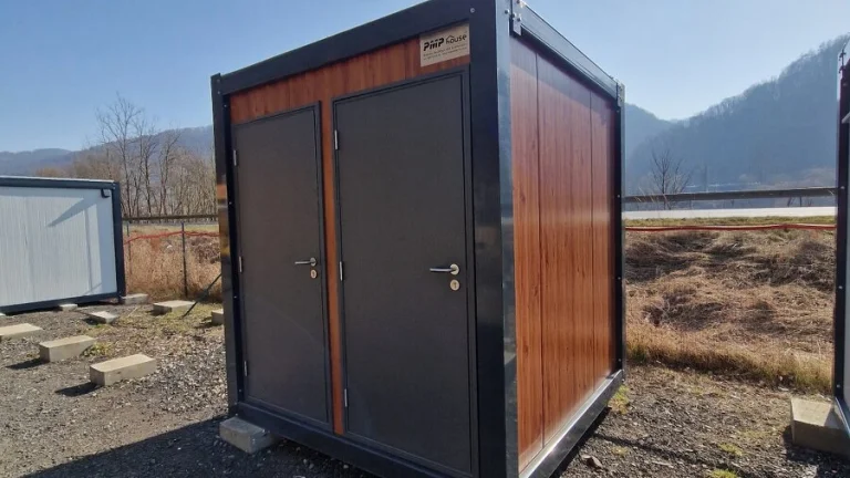 Sanitární kontejner o rozměru 2,4 x 2,4 m