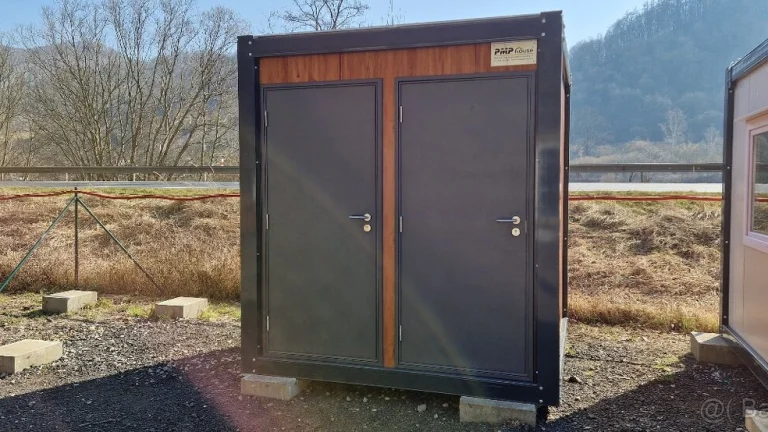 Sanitární kontejner o rozměru 2,4 x 2,4 m