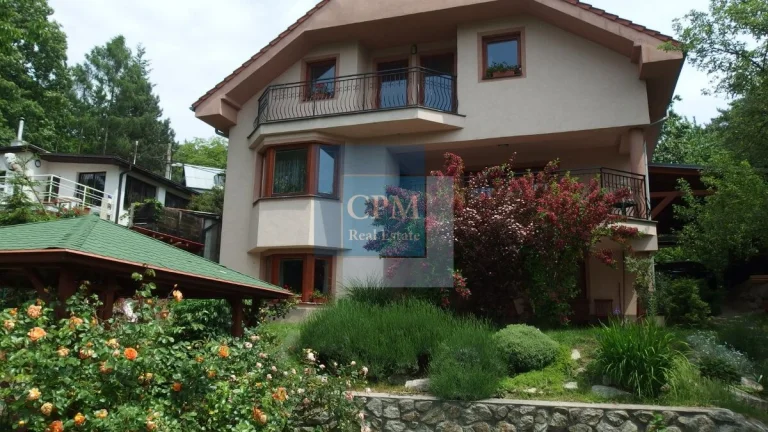 Predáme komfortný, trojpodlažný 6-izbový rodinný dom v Lamač