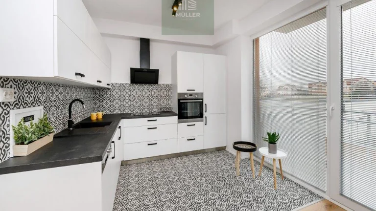 Pronájem moderního bytu 2+kk s balkonem, sklepem a parkování