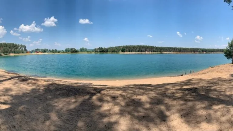Pronajmu místo pro stánek + pláž Lhota jezero